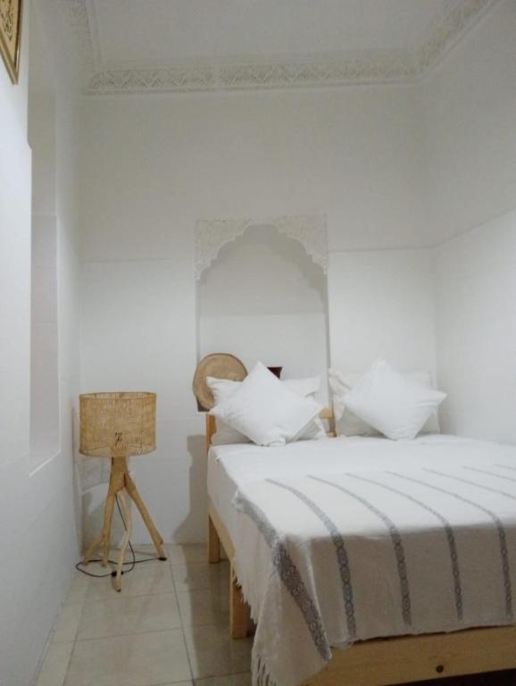 Postel nebo postele na pokoji v ubytování Riad Flottement Des Songes