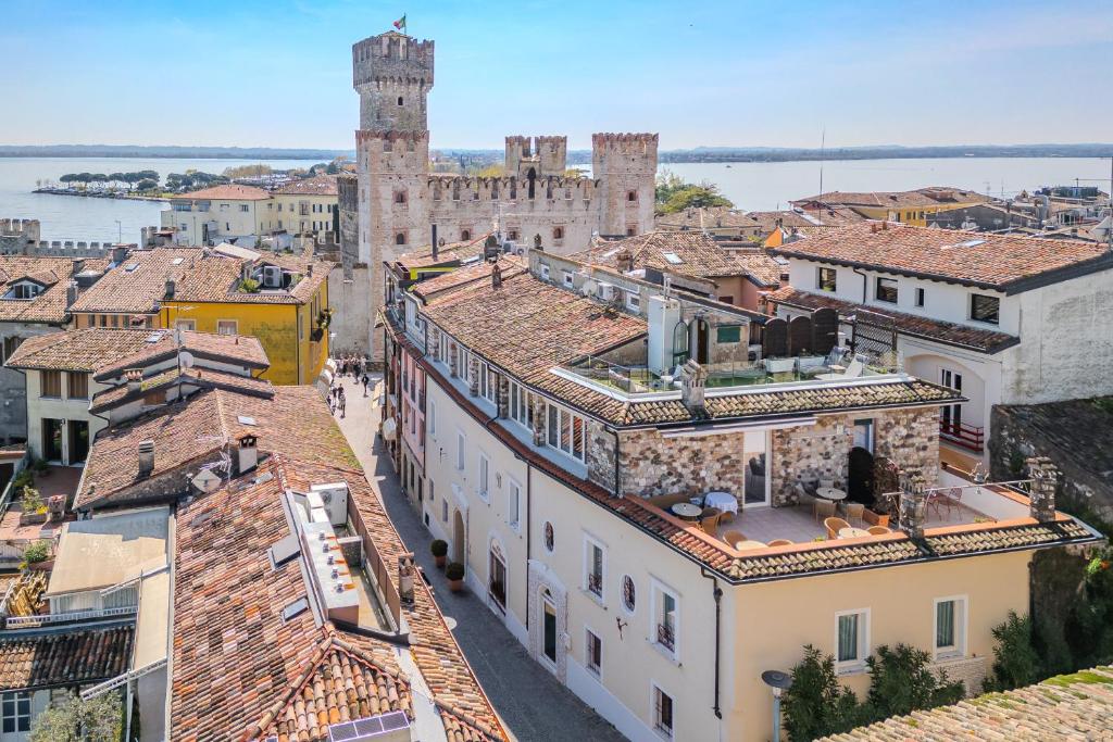 Nespecifikovaný výhled na destinaci Sirmione nebo výhled na město při pohledu z hotelu