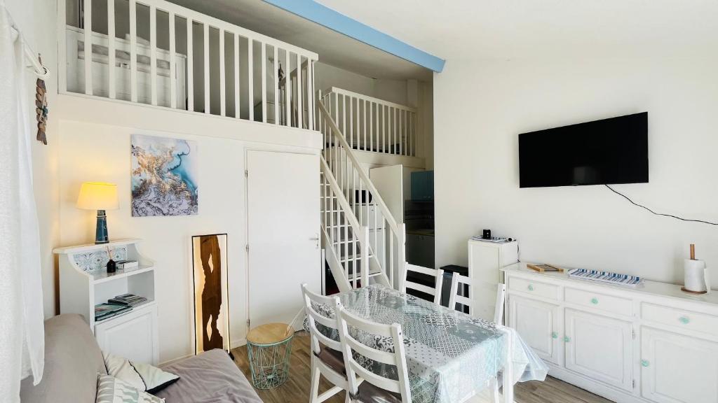 Et tv og/eller underholdning på Le Chêne Vert, piscine et forêt