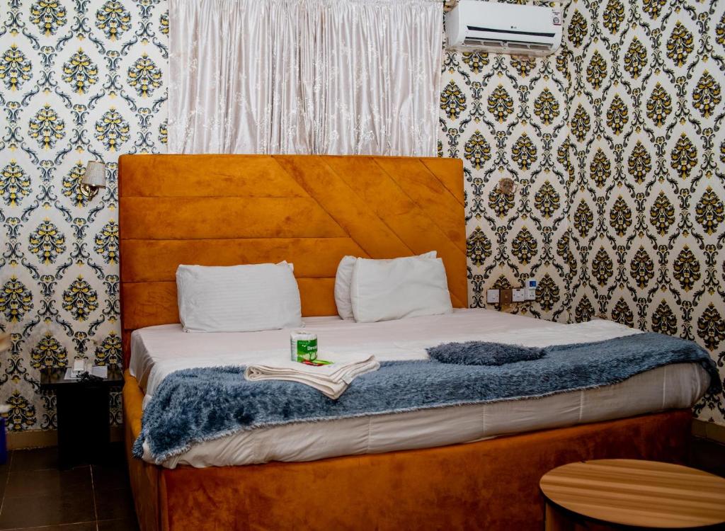 Postel nebo postele na pokoji v ubytování Aloha Hotel & Resort