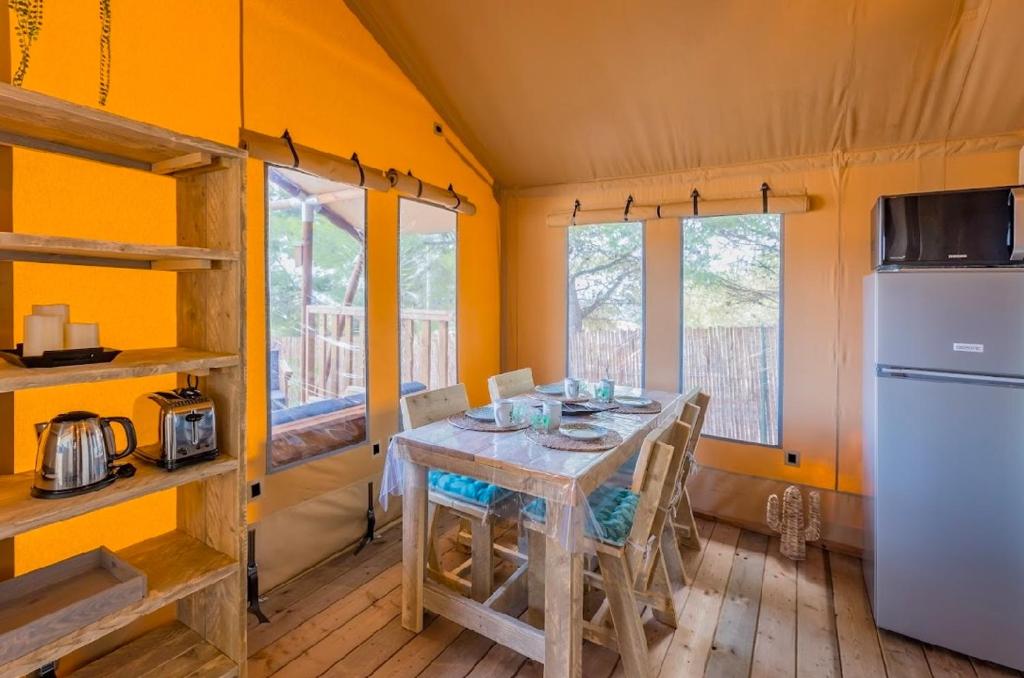 Kuchyň nebo kuchyňský kout v ubytování Punta Falconera camping & village