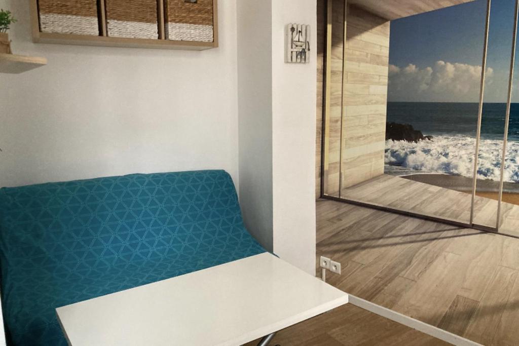 Cette chambre dispose d'un banc et offre une vue sur l'océan. dans l'établissement Studio of 18 m2 with terrace in Cannes La Bocca, à Cannes