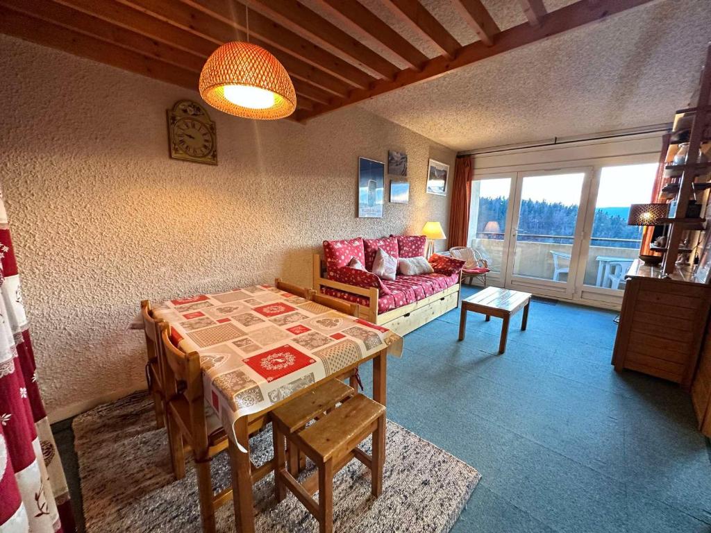 Posezení v ubytování Appartement 2 pièces au pied des pistes de ski avec balcon et parking - FR-1-515-31