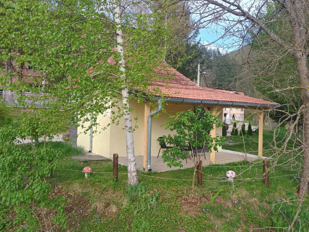Aed väljaspool majutusasutust Apartman Oreol