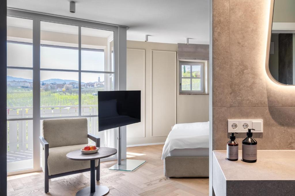 TV a/nebo společenská místnost v ubytování Lingers Suites & Residence