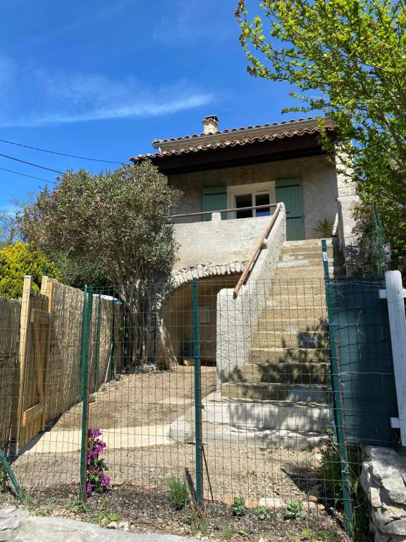 Το κτήριο όπου στεγάζεται  η παραθεριστική κατοικία