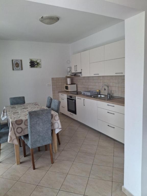 Kuchyňa alebo kuchynka v ubytovaní Seaview Apartments Kampor 3708