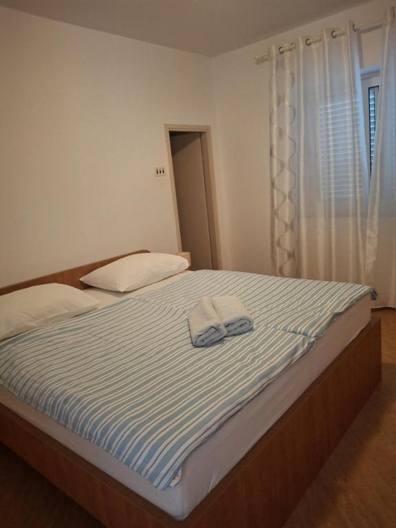 Posteľ alebo postele v izbe v ubytovaní Seaview Apartments Kampor 3708