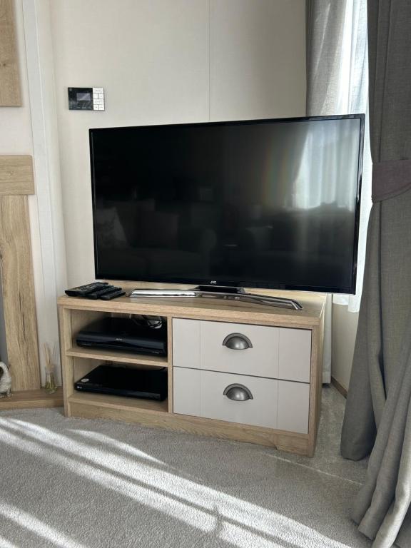 TV a/nebo společenská místnost v ubytování Lodge 2 The Wee Hut Aviemore