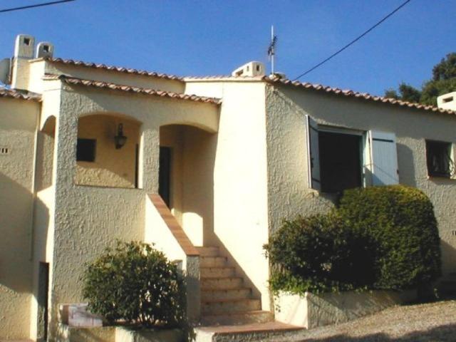 une maison blanche avec des escaliers en face de celle-ci dans l'établissement Joli 2 pièces 4 personnes VUE MER, à Cavalaire-sur-Mer