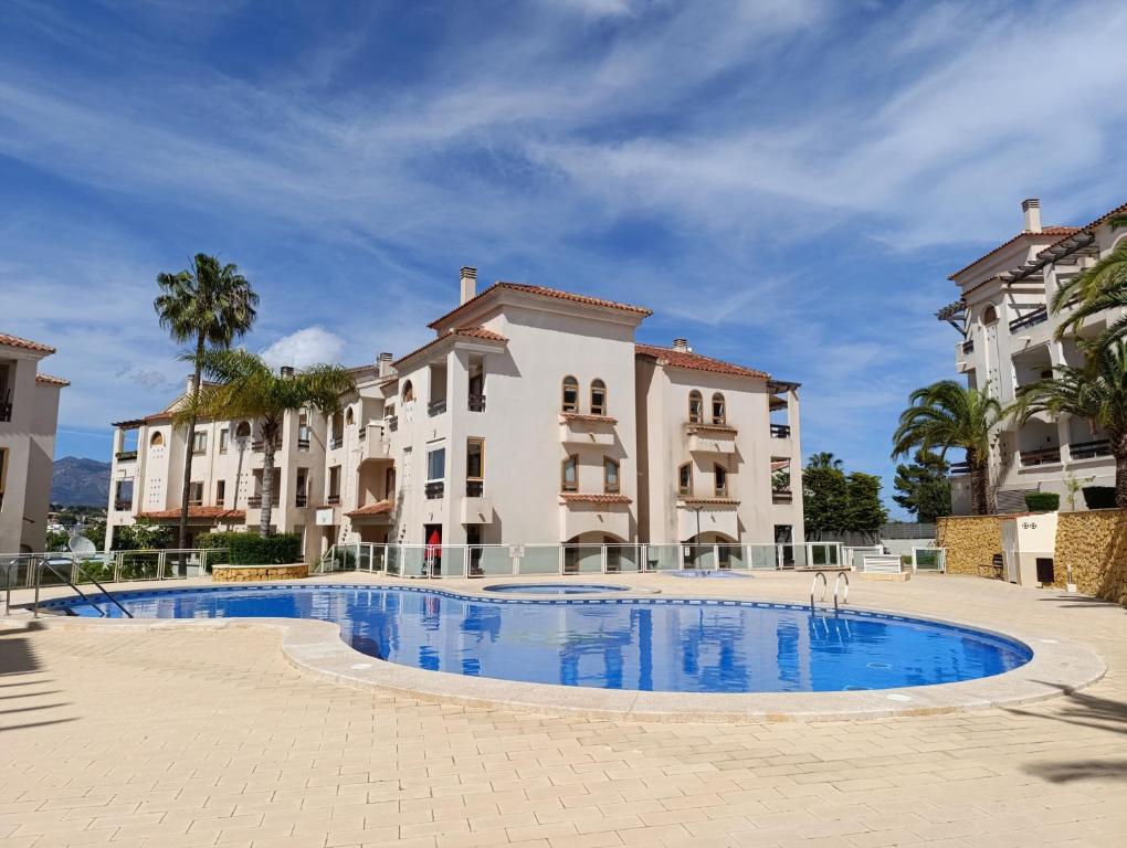 ein großer Pool vor einigen Gebäuden in der Unterkunft Por el Placer de Vivir in Albir