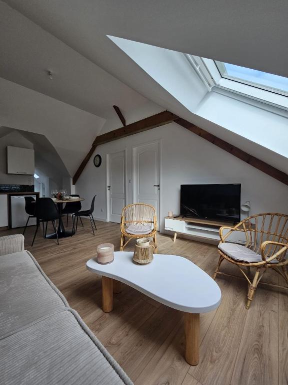 un salon avec un canapé et une table dans l'établissement L'Authentique, Appartement 7, à Loudéac