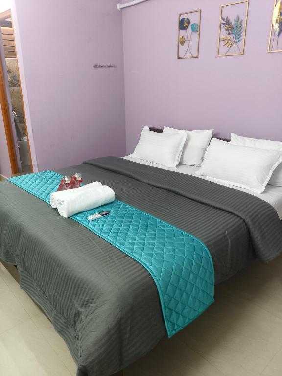 Postel nebo postele na pokoji v ubytování Rudhraksh Comfort Stay