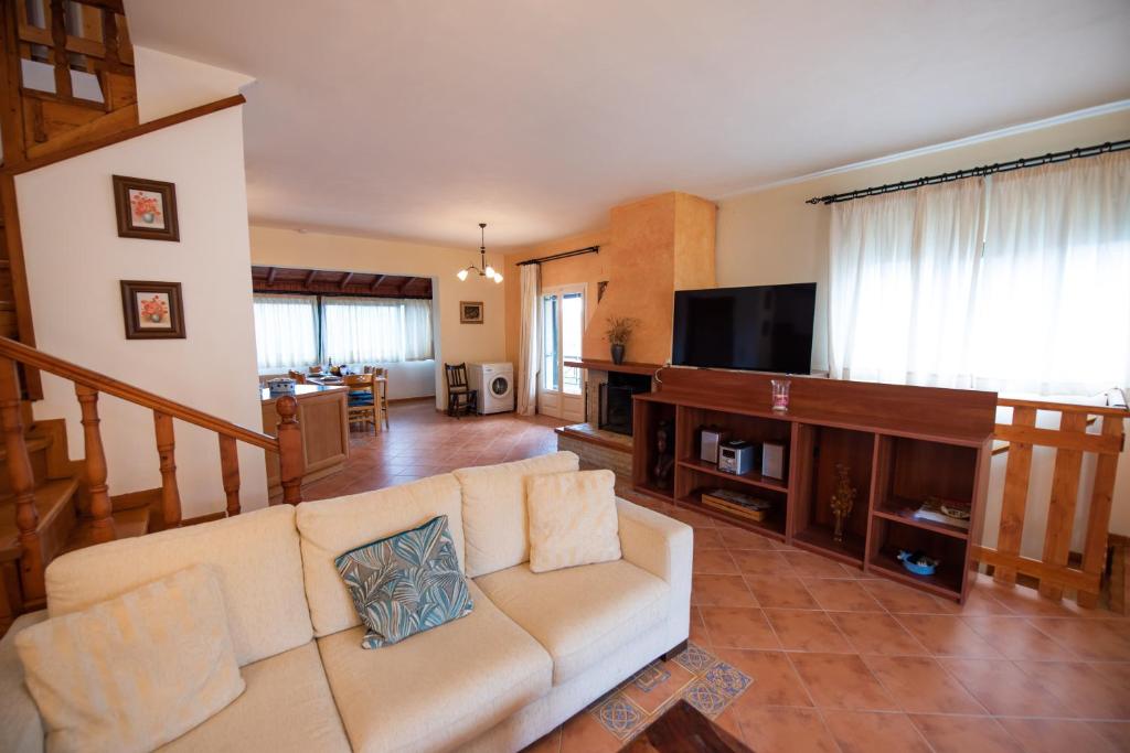 TV a/nebo společenská místnost v ubytování Mirmidones Corfu Apartment