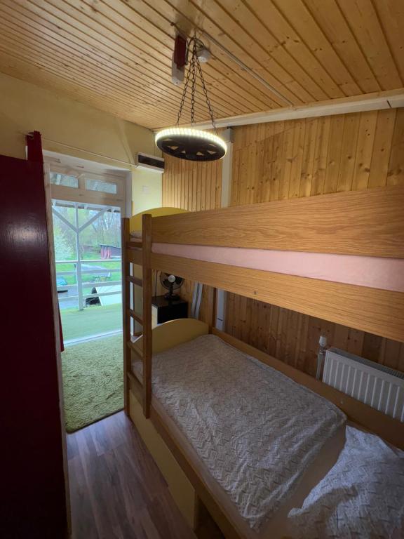 Postel nebo postele na pokoji v ubytování Kempink U Šerifa