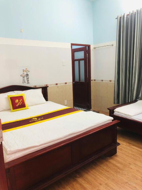 Postel nebo postele na pokoji v ubytování Hotel Khánh Linh
