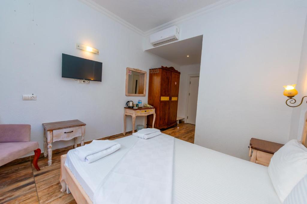 TV a/nebo společenská místnost v ubytování Cennet Life Hotel