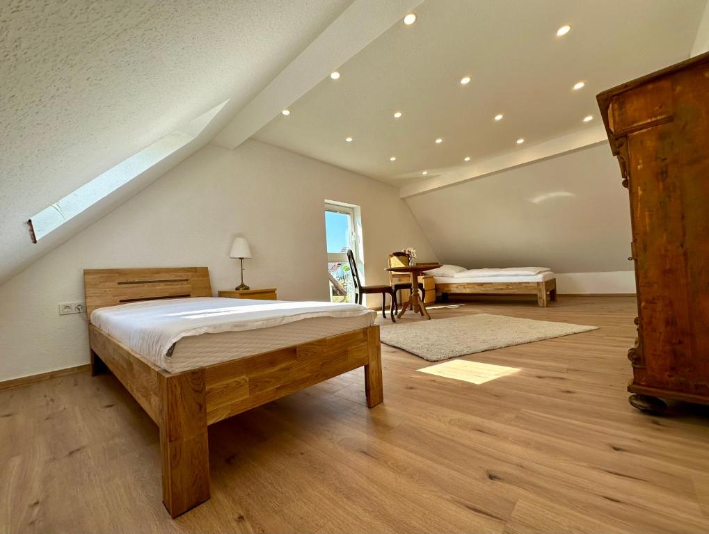 1 dormitorio en el ático con 1 cama y 1 mesa en Haus Strack, en Schwalmstadt