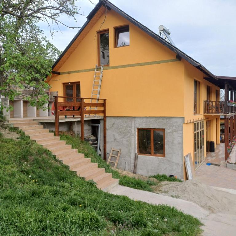Budova, kde se chata nachází