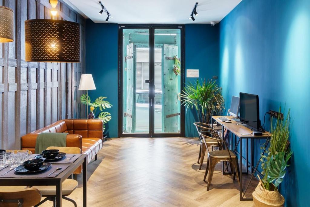 TV a/nebo společenská místnost v ubytování Thonglor Mitrtown 5-min walk to Thonglor BTS