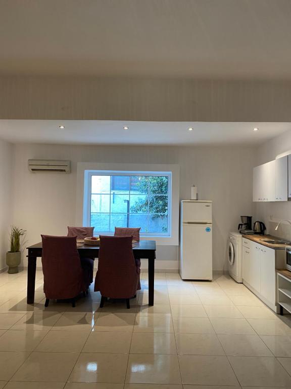 Kuchyň nebo kuchyňský kout v ubytování Sienna Family 2 bedroom Apartment