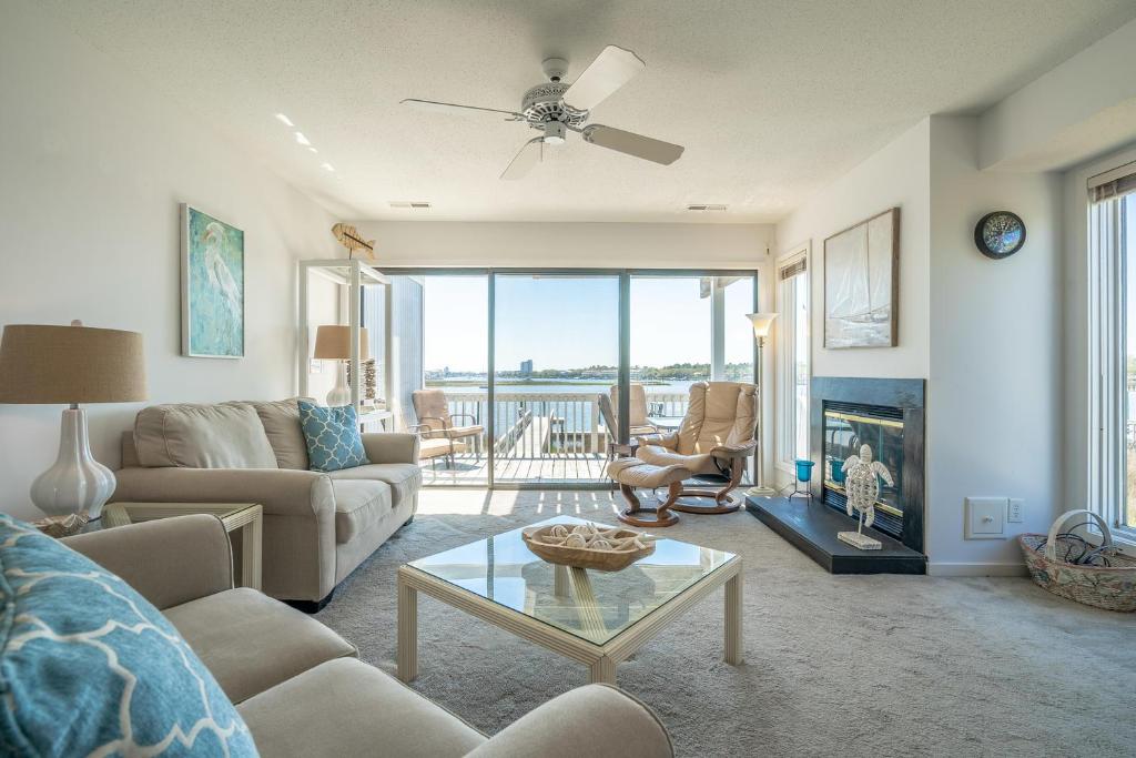 カロライナビーチにあるTre Sorelle by Carolina Beach Realtyのソファとテーブルのあるリビングルーム