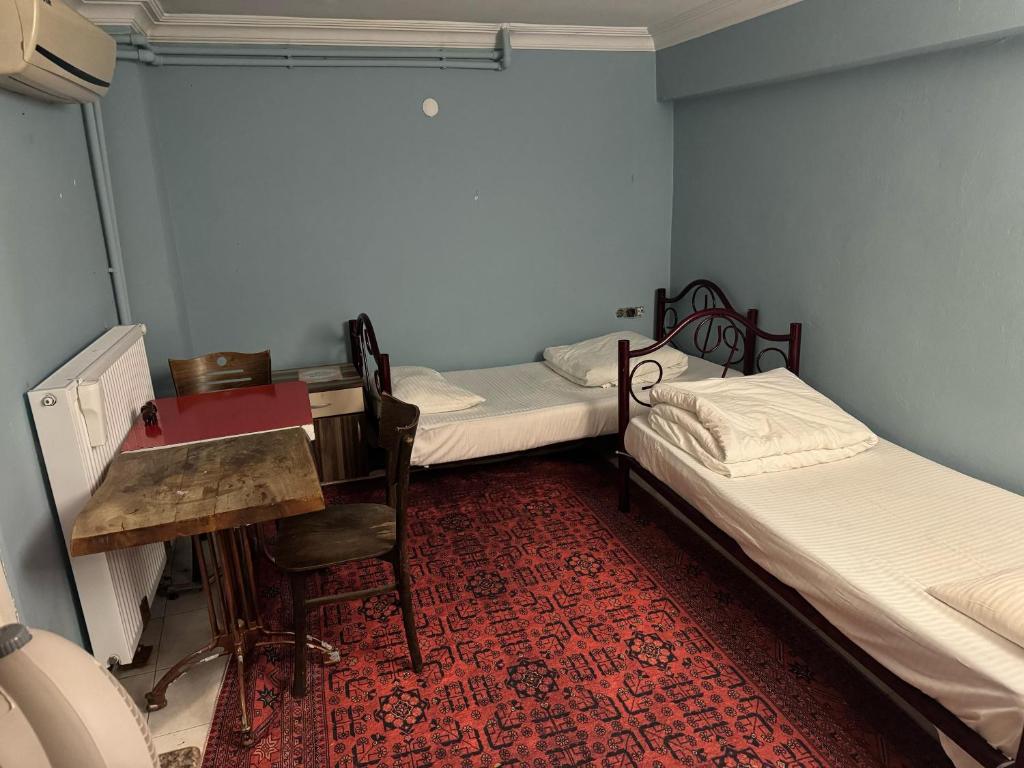 Postel nebo postele na pokoji v ubytování YOLO Hostel