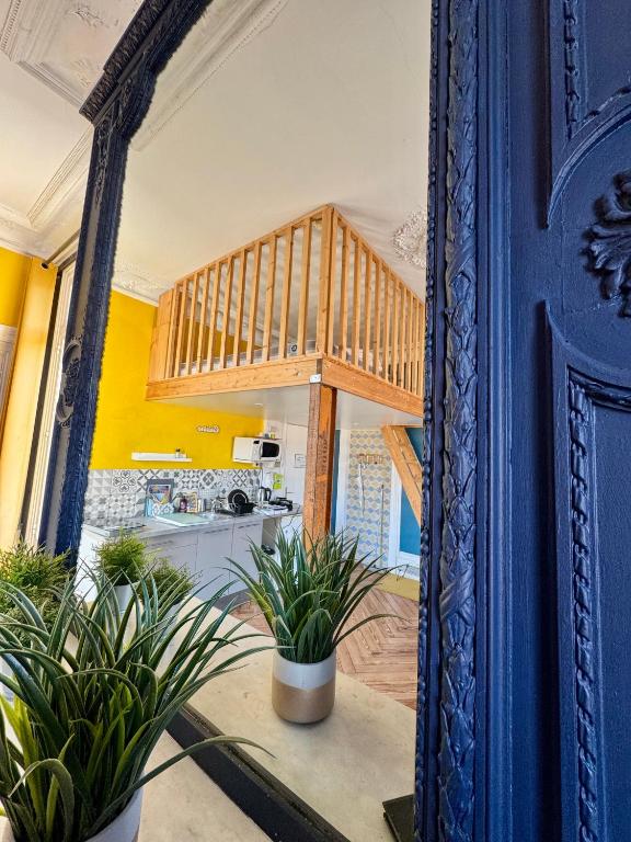 un escalier dans une maison avec des plantes en théorique dans l'établissement Studio à Rouen avec mezzanine, à Rouen