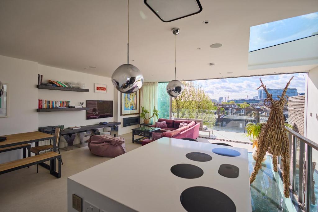 Modern Central London Penthouse with Balcony & Views, London (updated ... - British Luxury Penthouse Rentals With A Green Space
