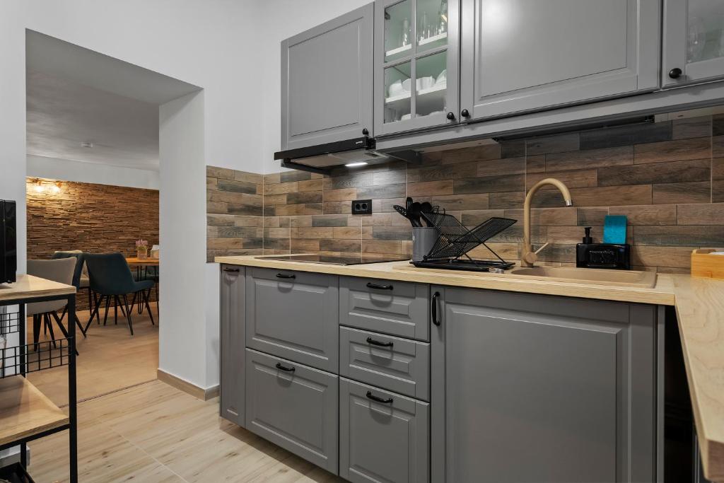 Kuchyň nebo kuchyňský kout v ubytování SEVEN Apartments