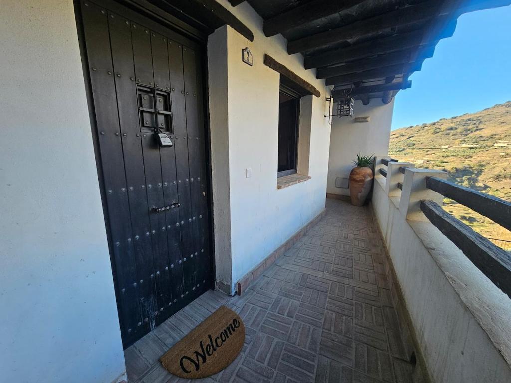 una puerta a una casa con vistas a la montaña en Ohanes tu descanso, en Ohanes