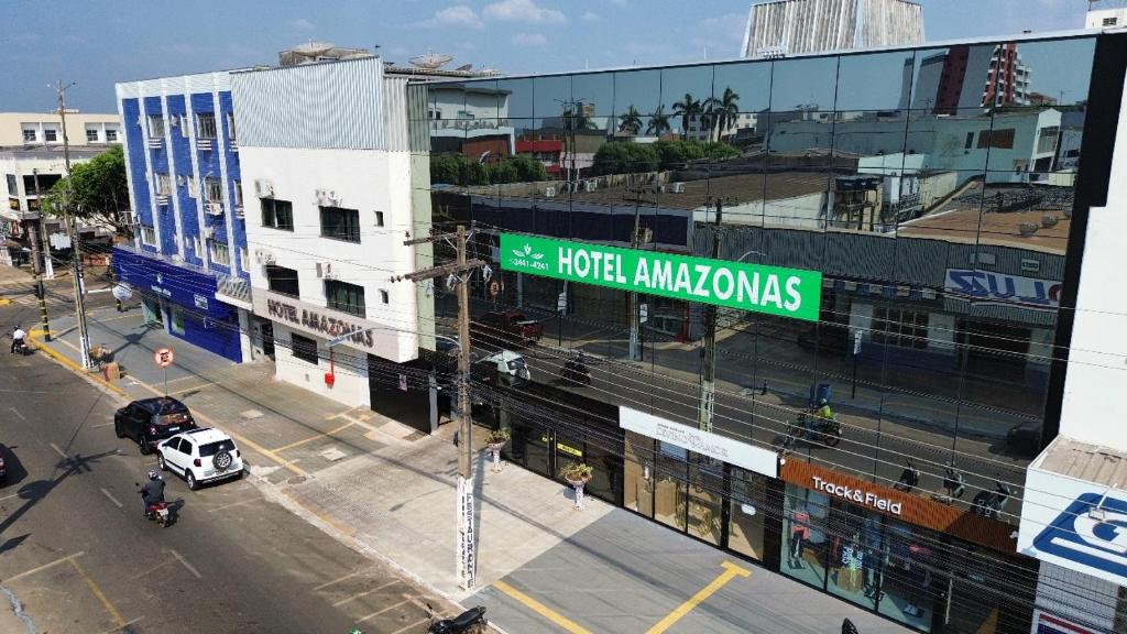 una señal de calle frente a un edificio en Hotel Amazonas, en Cacoal