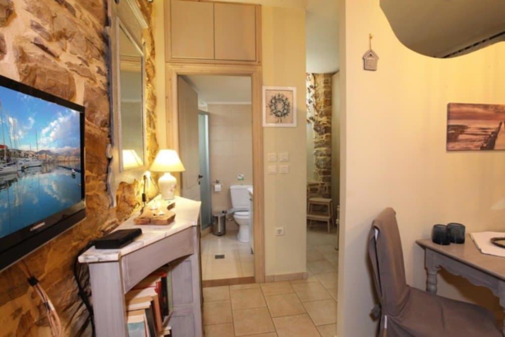 A television and/or entertainment centre at Venetis Luxury Apartments