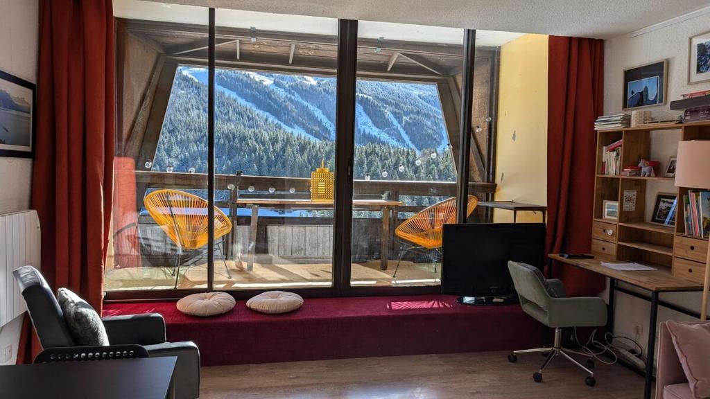 une pièce avec une grande fenêtre avec vue sur une montagne dans l'établissement Large studio artist residence - Splendid view, à Villard-de-Lans