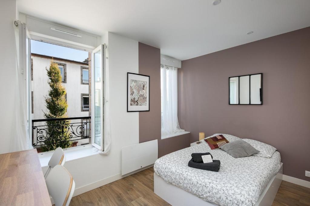 une chambre avec un lit et une fenêtre dans l'établissement Cidre, à Brest