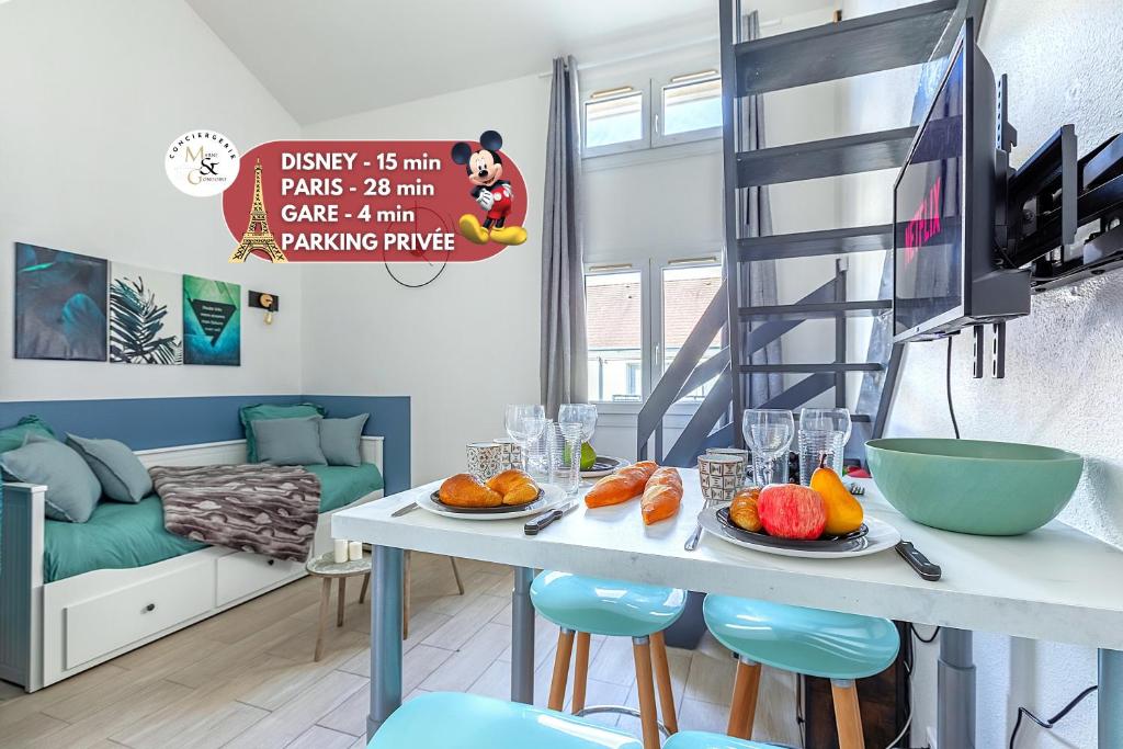 - un petit salon avec une table et des fruits dans l'établissement Le Duplex - City Center - DISNEY 10 min - PARIS 28 min - GARE 4 min - PARKING - Free WIFI, à Bussy-Saint-Georges