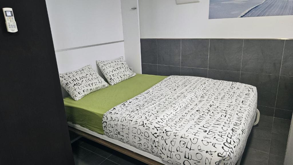 A bed or beds in a room at Apartamento ALDAMY