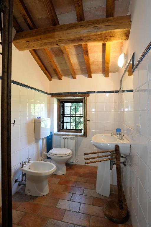 A bathroom at Le Gorghe di Valmarino