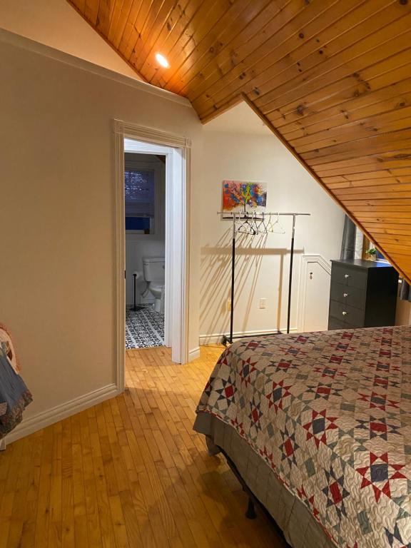 Postel nebo postele na pokoji v ubytování Loft apartment in Kensington
