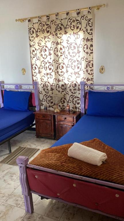 Un dormitorio con una cama azul con una toalla blanca. en Apartamento alquiler vacacional con vista a mar, en Agadir