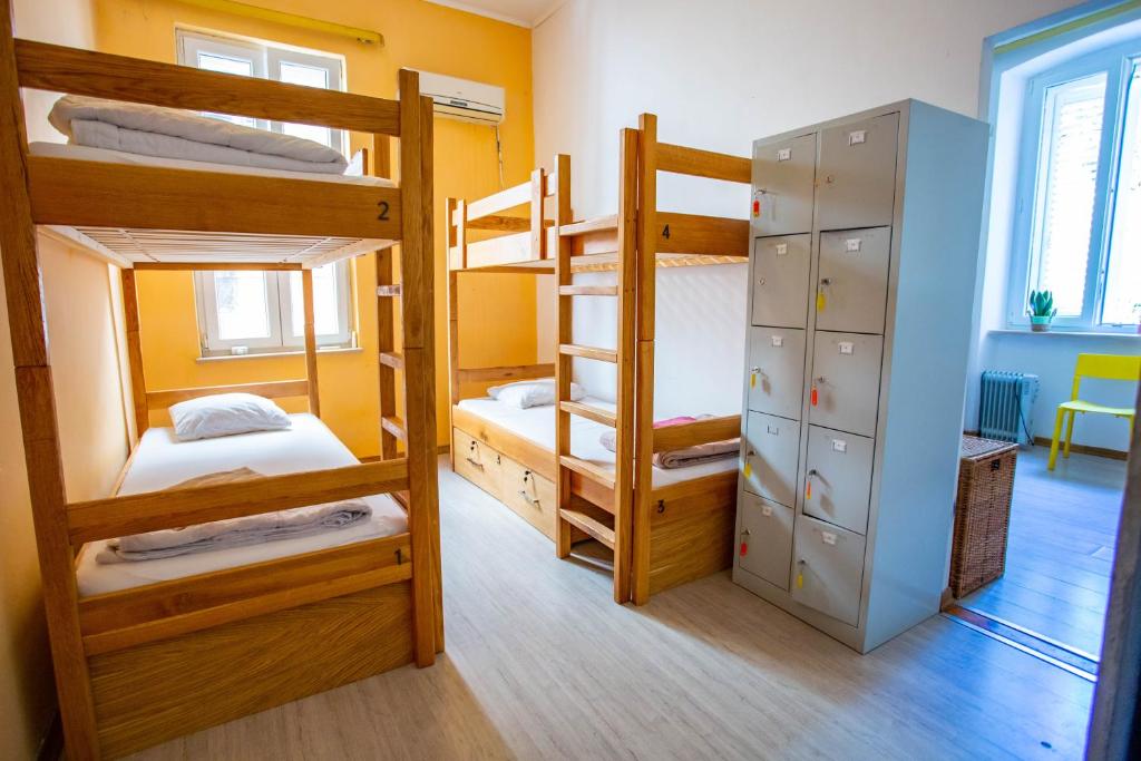 Anchi Guesthouse - 4床位混合宿舍间的床位