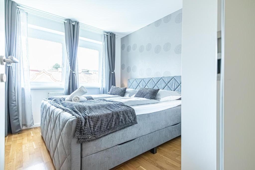 Chic 1BR & 1LR, Kingbed, only 9 min to City Center via Metro