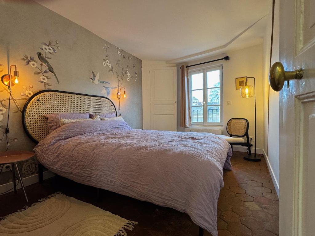 une chambre avec un lit et une fenêtre dans l'établissement Panorama Suites - Provins, à Provins