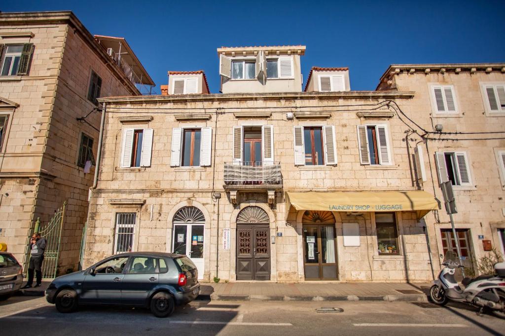 ein vor einem Steingebäude geparkt in der Unterkunft Anchi Guesthouse in Dubrovnik