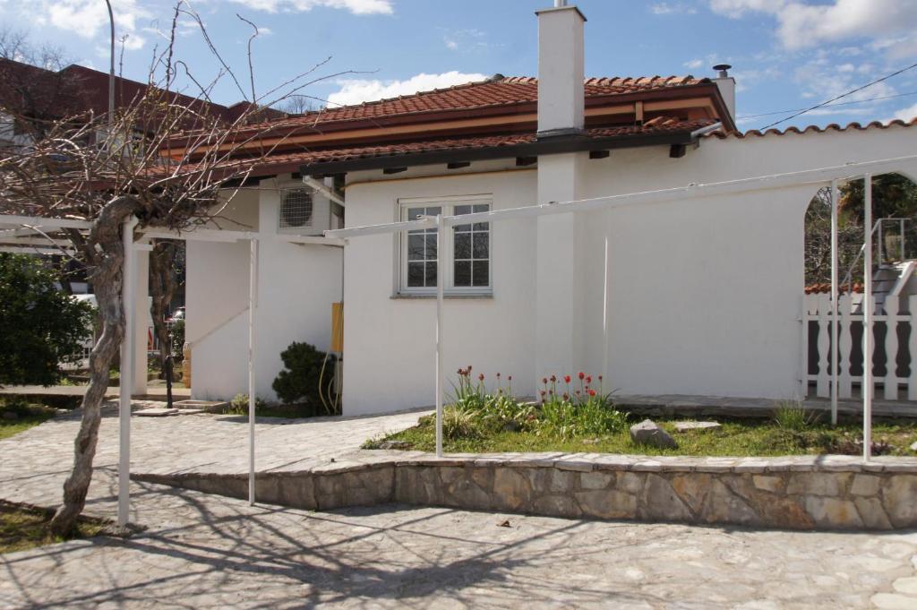 里耶卡Kuća za odmor Vila Elza的红屋顶的白房子