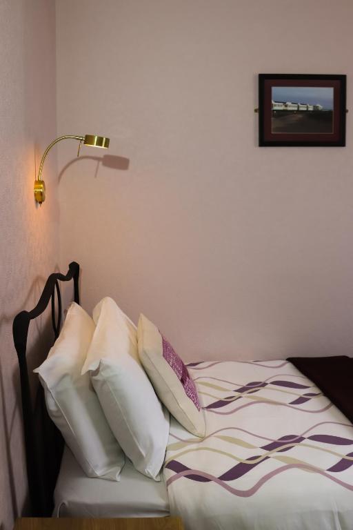 Postel nebo postele na pokoji v ubytování The Claremont
