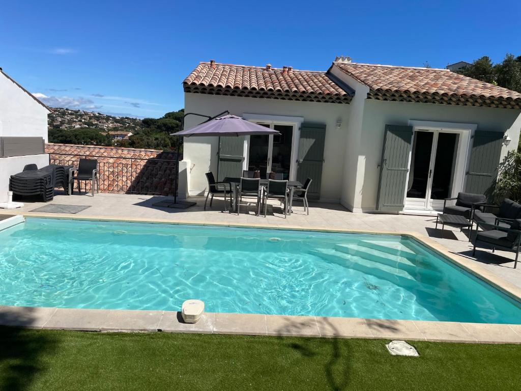 une piscine devant une maison dans l'établissement Villa Sainte Maxime 8 personnes piscine privée et proche de la mer, à Sainte-Maxime
