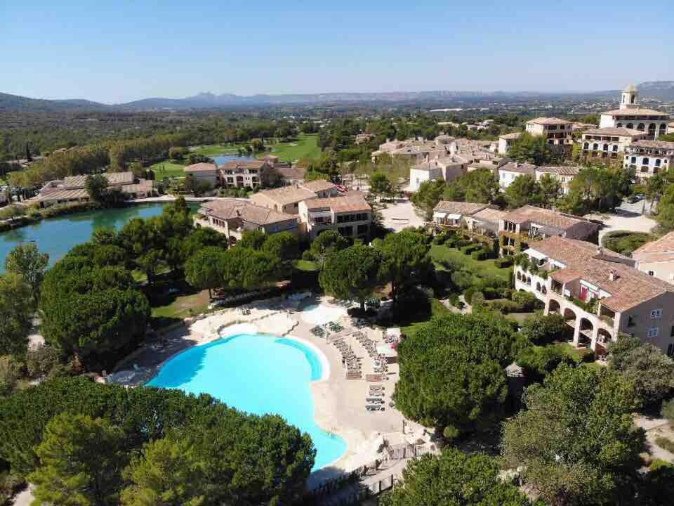une vue aérienne du complexe avec la piscine et la plage dans l'établissement SUNRISE - Golf de Pont Royal, à Mallemort
