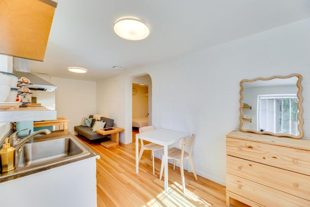 Kuchyň nebo kuchyňský kout v ubytování 5 Mi to Dtwn Los Angeles Apt with Outdoor Space!
