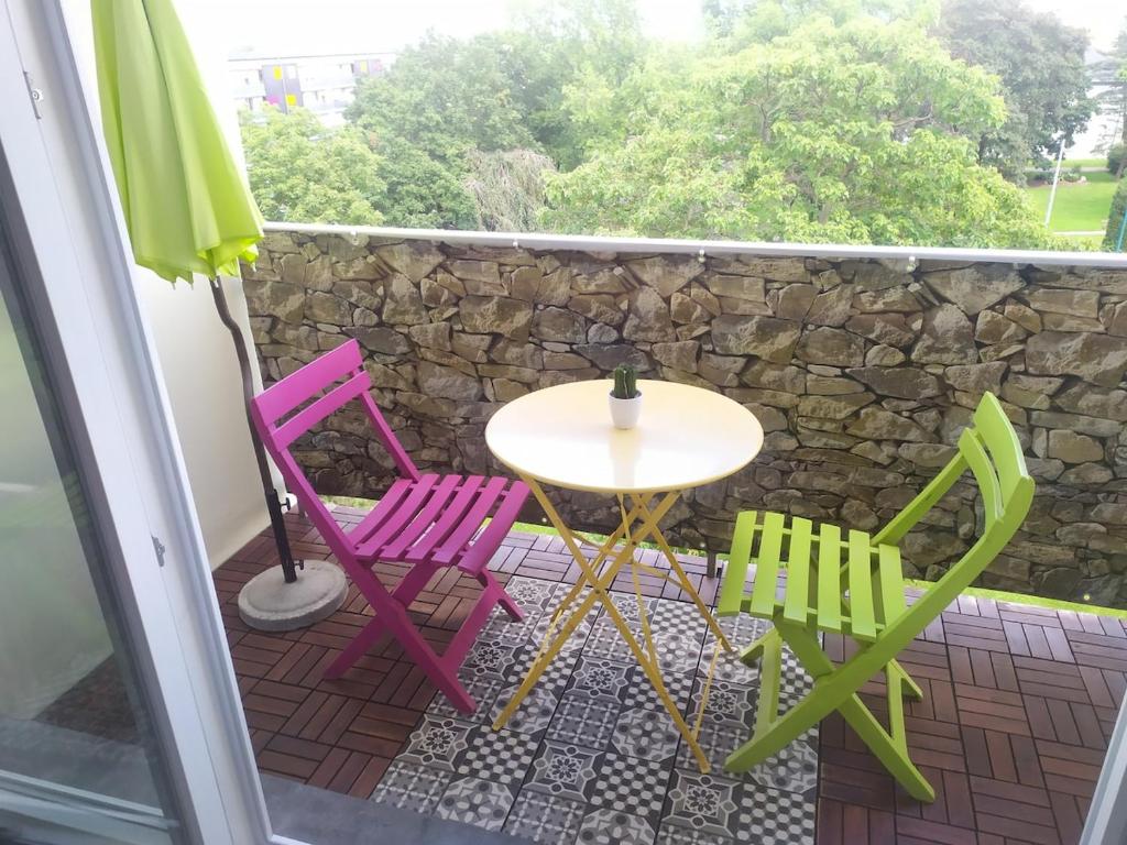 d'une terrasse avec 4 chaises et une table sur un balcon. dans l'établissement Studio 3F, à Saint-Louis